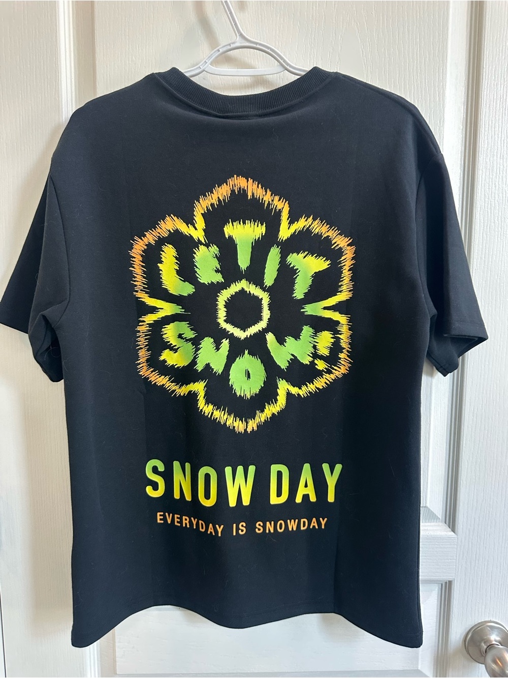 SnowDay Men’s Shirt Sleeve T-shirt Size Small. NWT